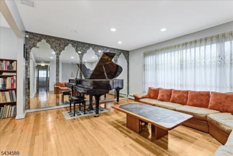 9 Arthur Terrace Livingston NJ 07039