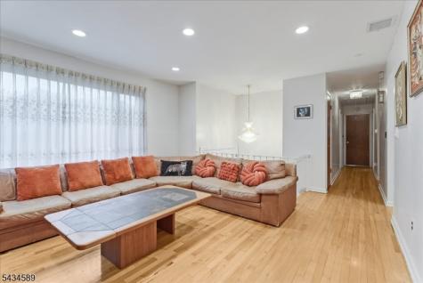 9 Arthur Terrace Livingston NJ 07039