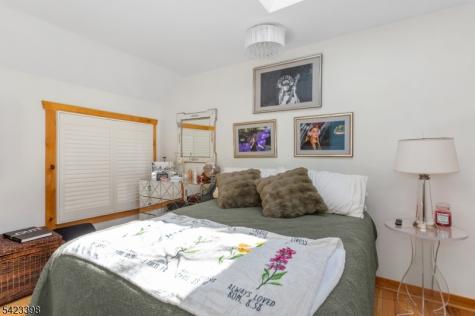 1046 Lakeside Drive E Vernon NJ 07422