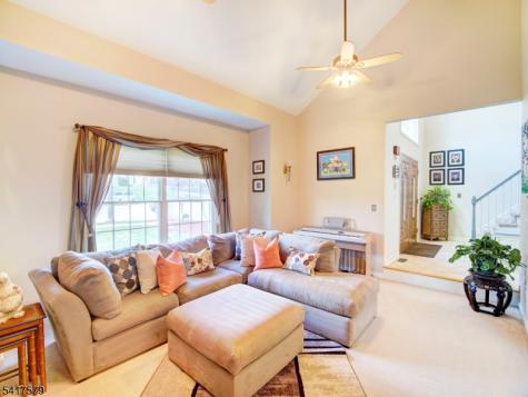 8 Mulberry Court Roxbury NJ 07876