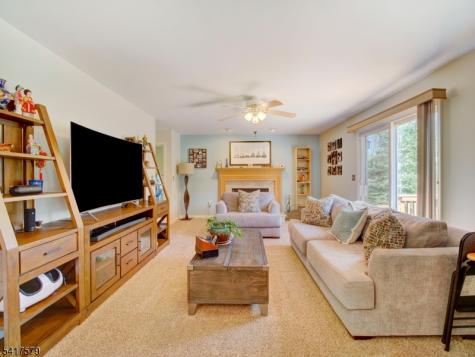 8 Mulberry Court Roxbury NJ 07876