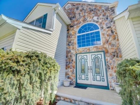 8 Mulberry Court Roxbury NJ 07876