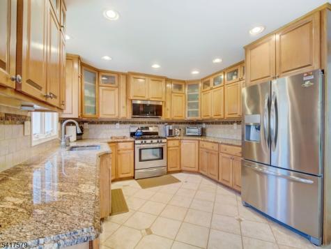 8 Mulberry Court Roxbury NJ 07876