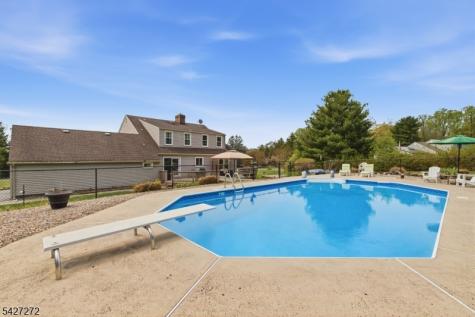 8 Sunshine Drive Alexandria NJ 08867