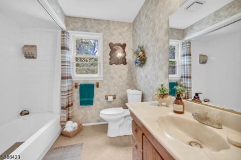 92 Lakeview Terrace Oakland NJ 07436