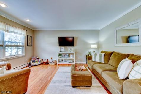 8 Loretta Lane Jefferson NJ 07438