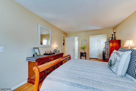 8 Loretta Lane Jefferson NJ 07438