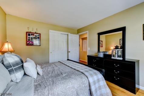 8 Loretta Lane Jefferson NJ 07438