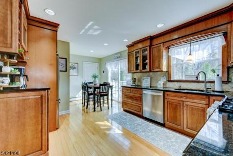8 Loretta Lane Jefferson NJ 07438