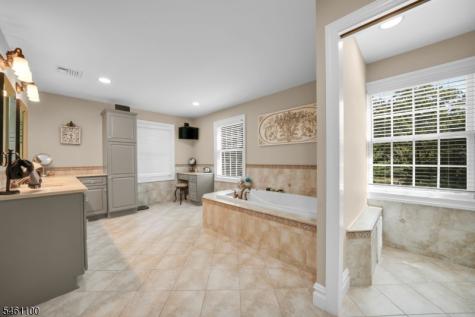21 Reagan Way Kinnelon NJ 07405