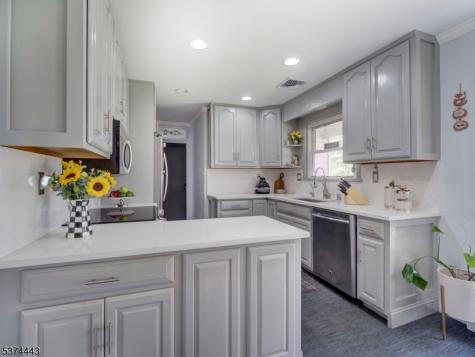 18 Old Traveled Way Roxbury NJ 07852