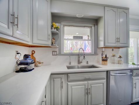 18 Old Traveled Way Roxbury NJ 07852