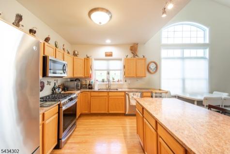 22 Bluffs Court Hamburg NJ 07419