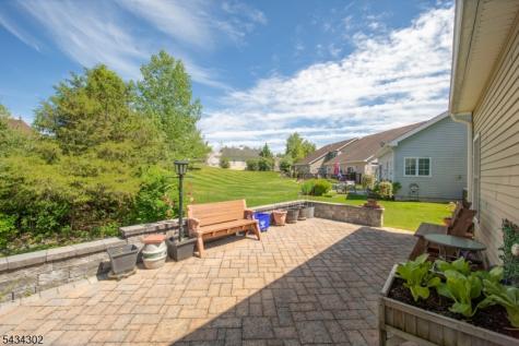 22 Bluffs Court Hamburg NJ 07419