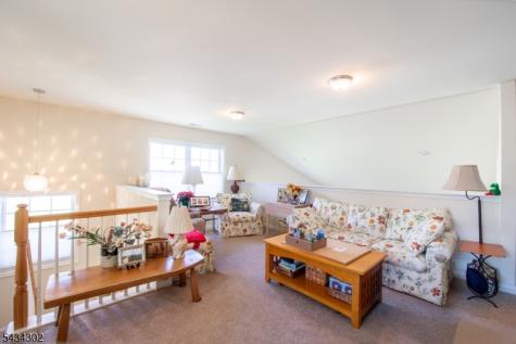 22 Bluffs Court Hamburg NJ 07419
