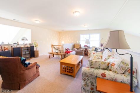 22 Bluffs Court Hamburg NJ 07419