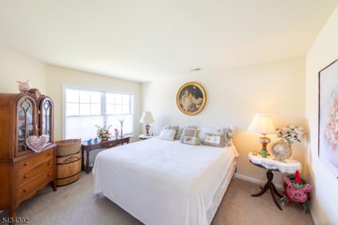 22 Bluffs Court Hamburg NJ 07419