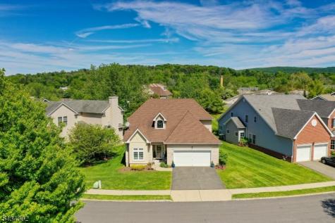 22 Bluffs Court Hamburg NJ 07419