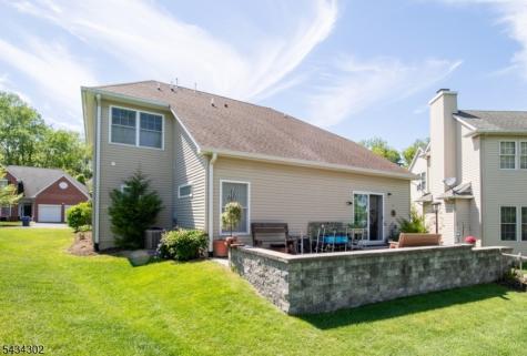 22 Bluffs Court Hamburg NJ 07419