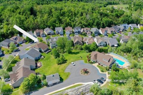 22 Bluffs Court Hamburg NJ 07419
