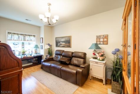 22 Bluffs Court Hamburg NJ 07419