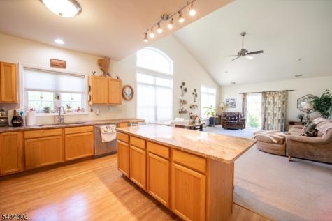 22 Bluffs Court Hamburg NJ 07419