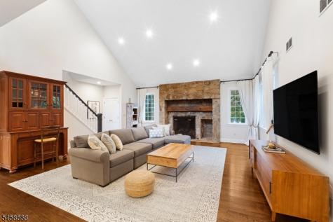 7 Red Oak Row Chester NJ 07930