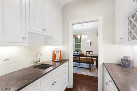7 Red Oak Row Chester NJ 07930
