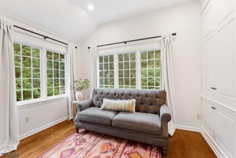 7 Red Oak Row Chester NJ 07930