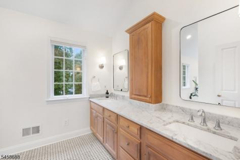 7 Red Oak Row Chester NJ 07930