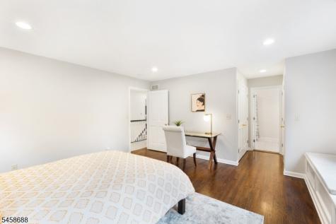 7 Red Oak Row Chester NJ 07930