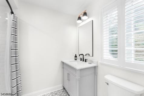 7 Red Oak Row Chester NJ 07930