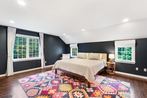 7 Red Oak Row Chester NJ 07930