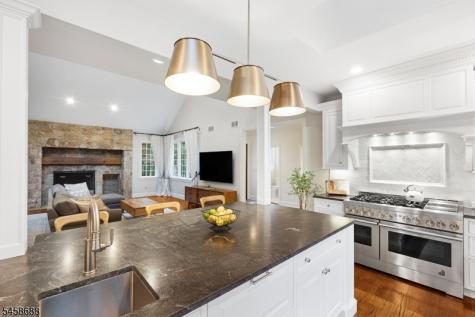 7 Red Oak Row Chester NJ 07930