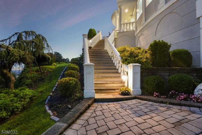 47 Mountainwood Court Totowa NJ 07512