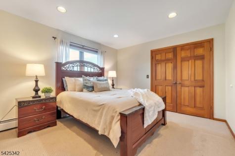 204 Queens Lane Mountainside NJ 07092