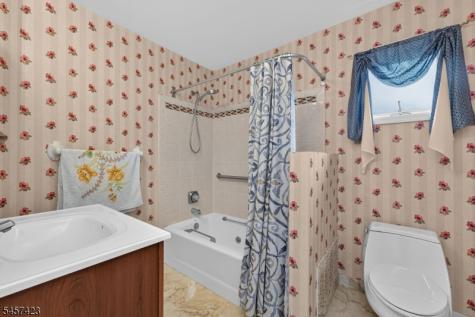 9 Woods Edge Court White NJ 07823