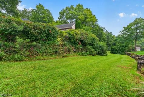 9 Woods Edge Court White NJ 07823