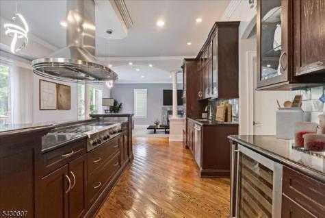 47 Mountainwood Court Totowa NJ 07512