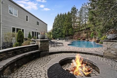 47 Mountainwood Court Totowa NJ 07512