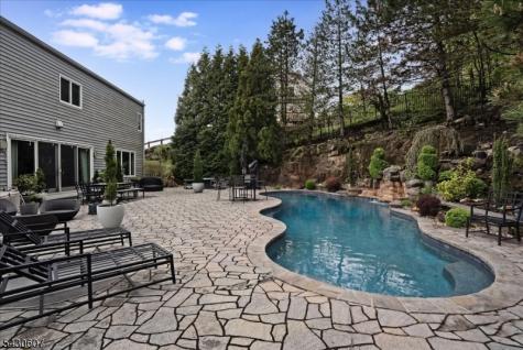 47 Mountainwood Court Totowa NJ 07512