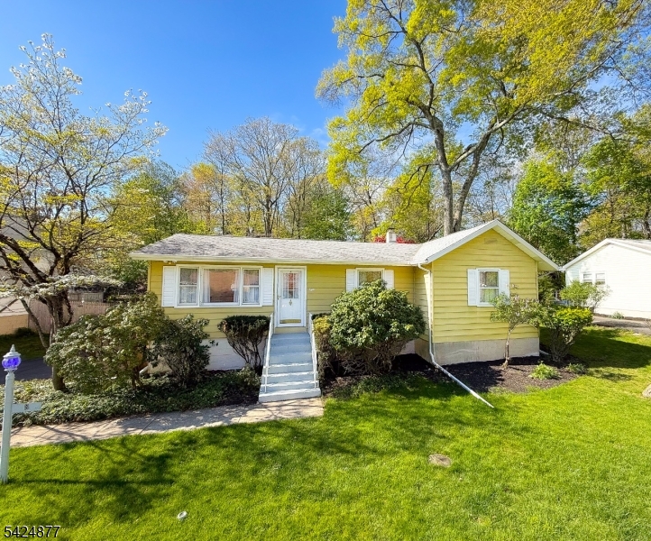 8 Dale Trail Hopatcong NJ 07843