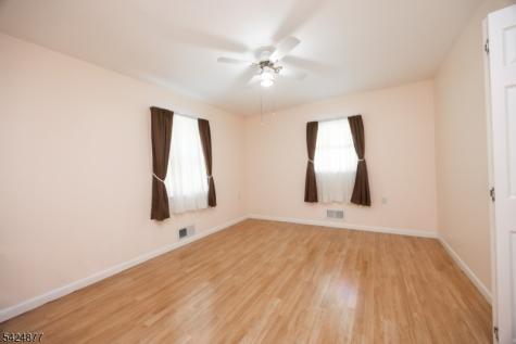 8 Dale Trail Hopatcong NJ 07843