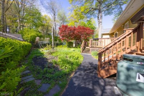 8 Dale Trail Hopatcong NJ 07843
