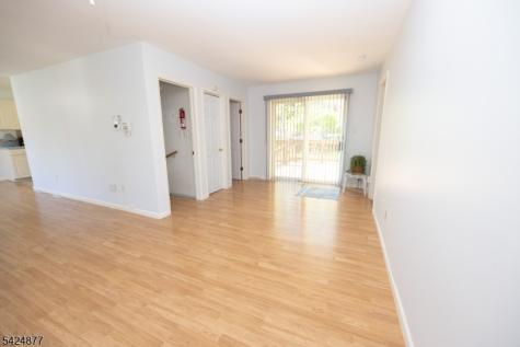 8 Dale Trail Hopatcong NJ 07843