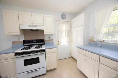 8 Dale Trail Hopatcong NJ 07843