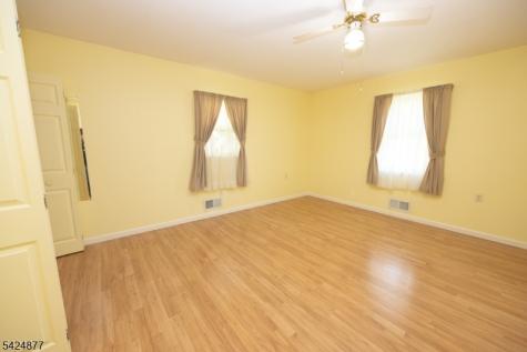 8 Dale Trail Hopatcong NJ 07843