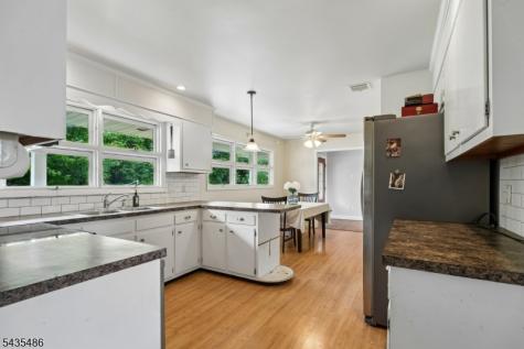 21 Wayside Lane Clinton NJ 08833