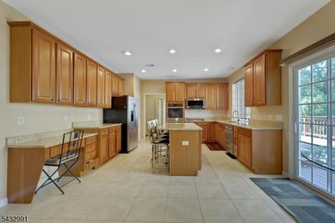 81 Lafayette Circle Totowa NJ 07512