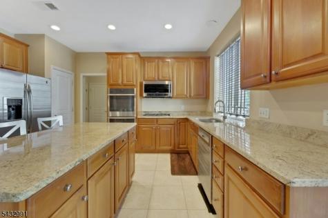 81 Lafayette Circle Totowa NJ 07512